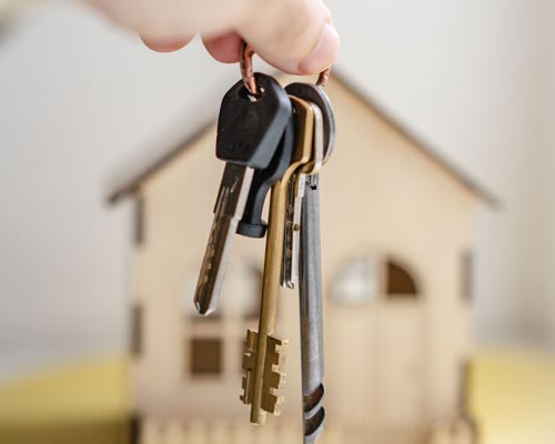 person holding dangling keys